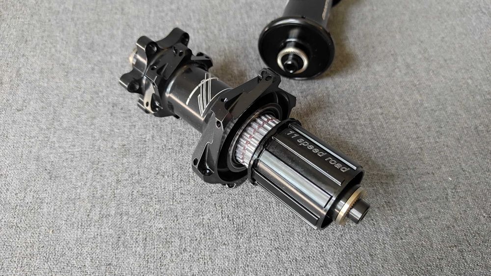 Задняя втулка Giant (DT Swiss 350 Road Disc), 24 отв.