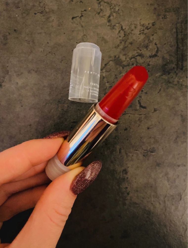 Pomadka Fenty Beauty odcień 01 the MVR czerwona