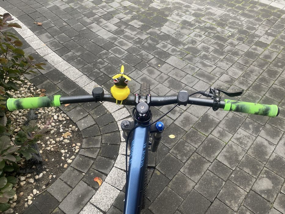 Canyon nerve 6 al 2016 rama m , na zdjęciu stara opona