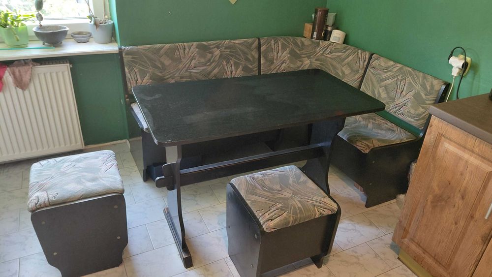 Narożnik kuchenny + stół + dwie pufy