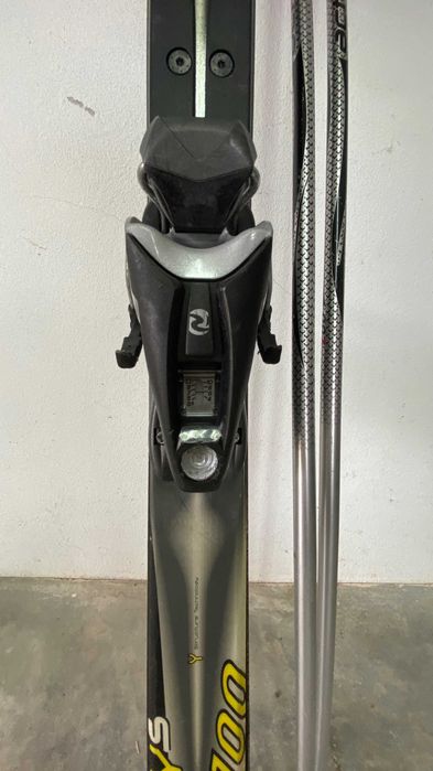 Equipamento de esqui para homem, incluindo botas tamanho 45 e sacos