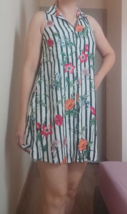 Sukienka w paski i kwiaty kołnierzyk Stradivarius S