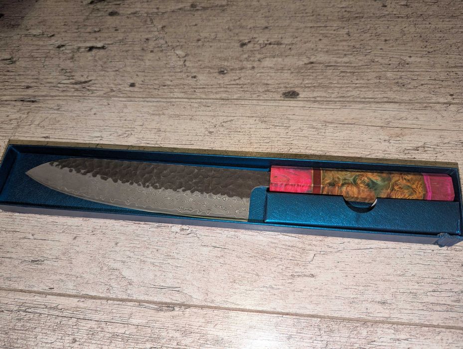 Nóż kuchenny, stal damasceńska kuta, rękojeść drewno, mosiądz