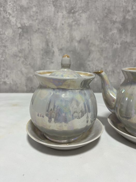 Вінтажна цукорниця та чайник з блюдцями