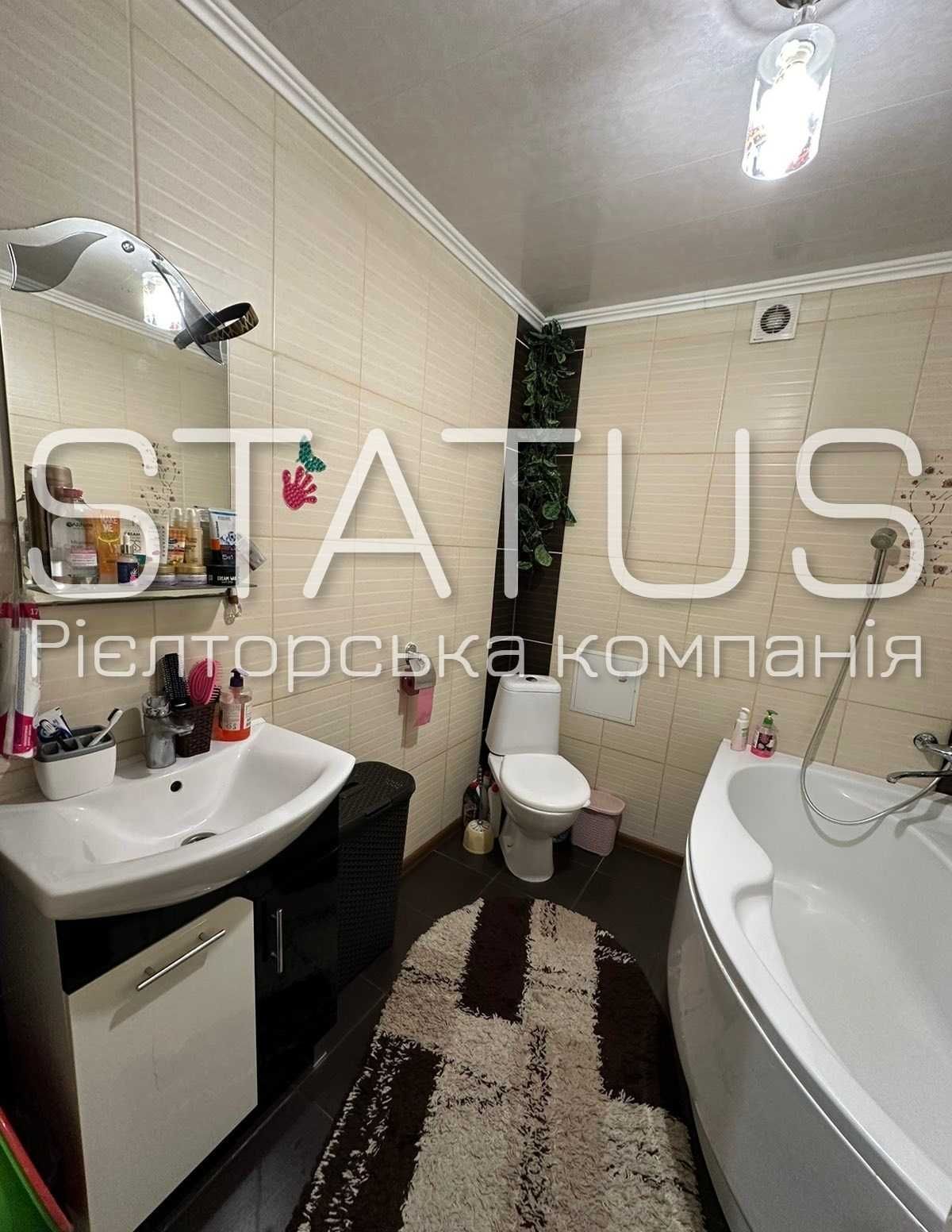 Продаж трикімнатної квартири з великою кухнею.