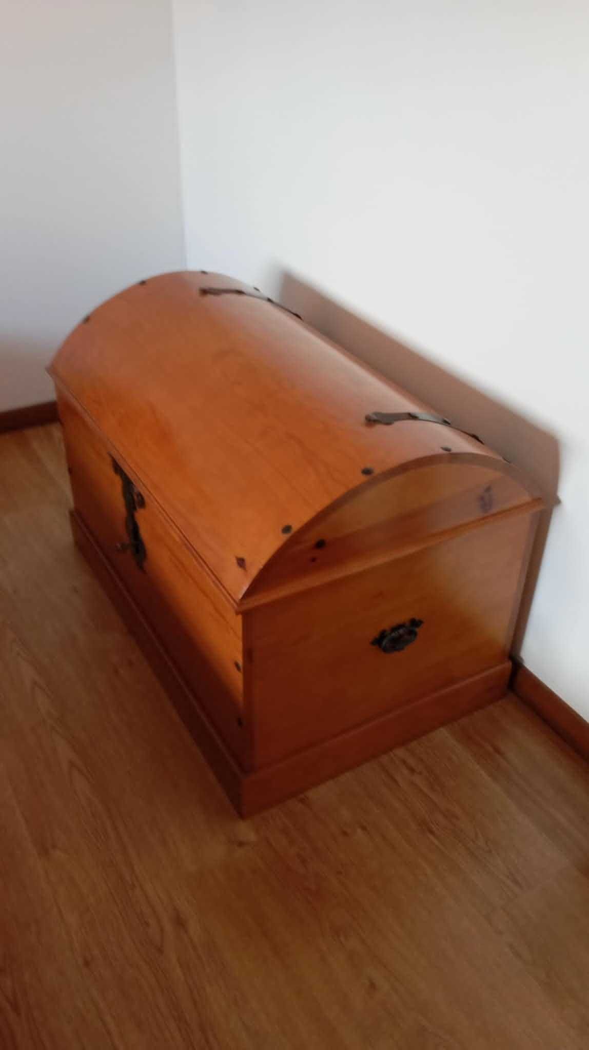 Bau de madeira maciça como novo