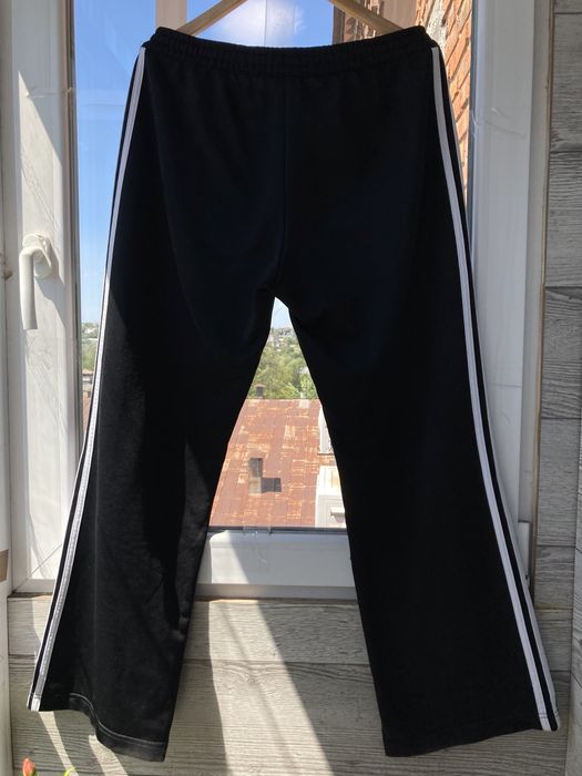 широкие штаны adidas