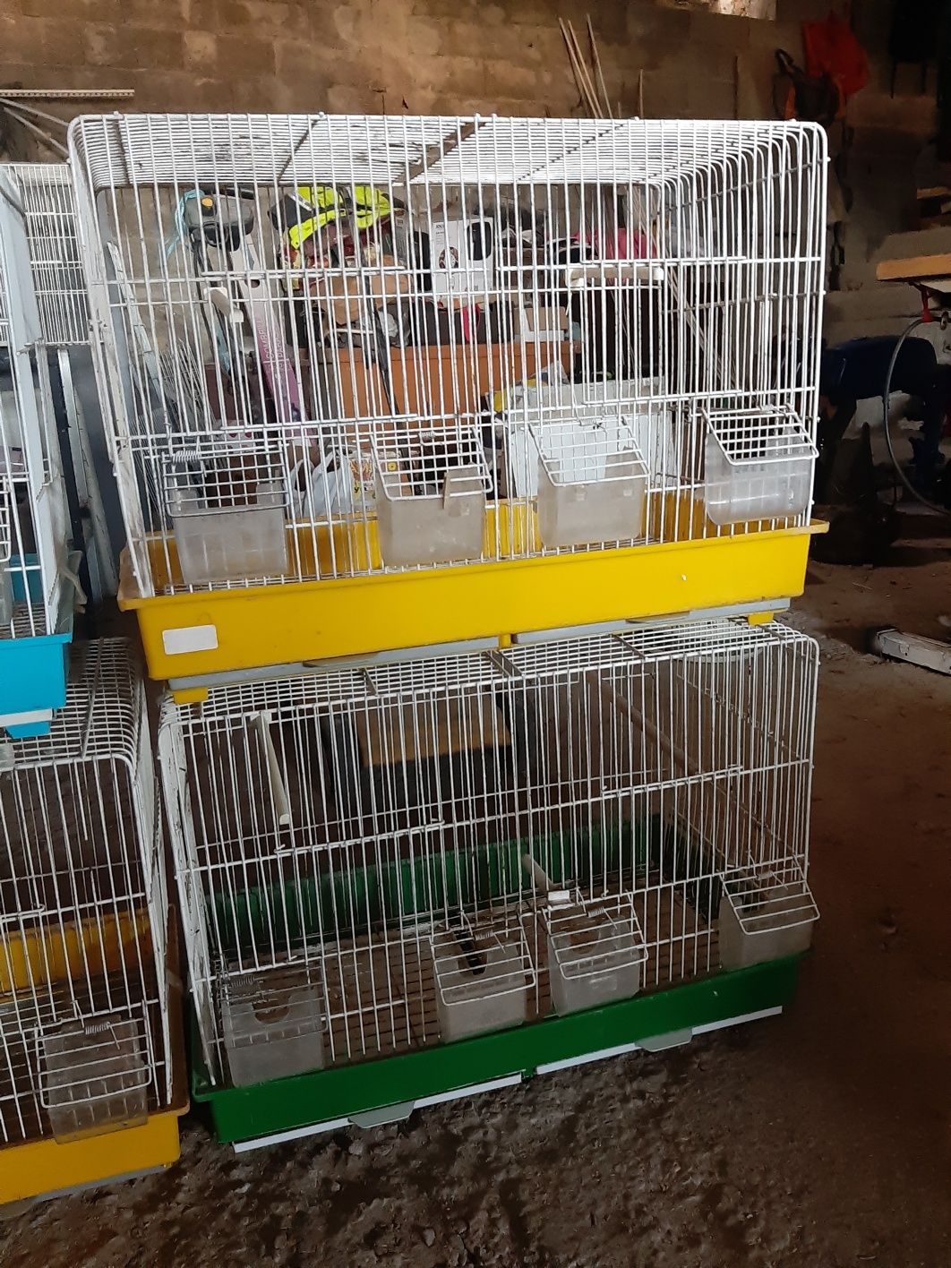 Vendo ou troco 4 gaiolas também posso  trocar por canarios