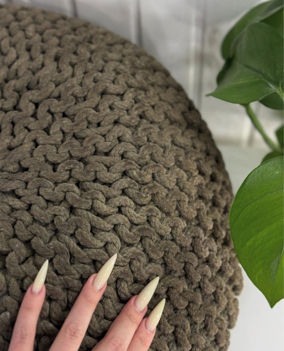 Пуф вʼязаний, кольору хакі