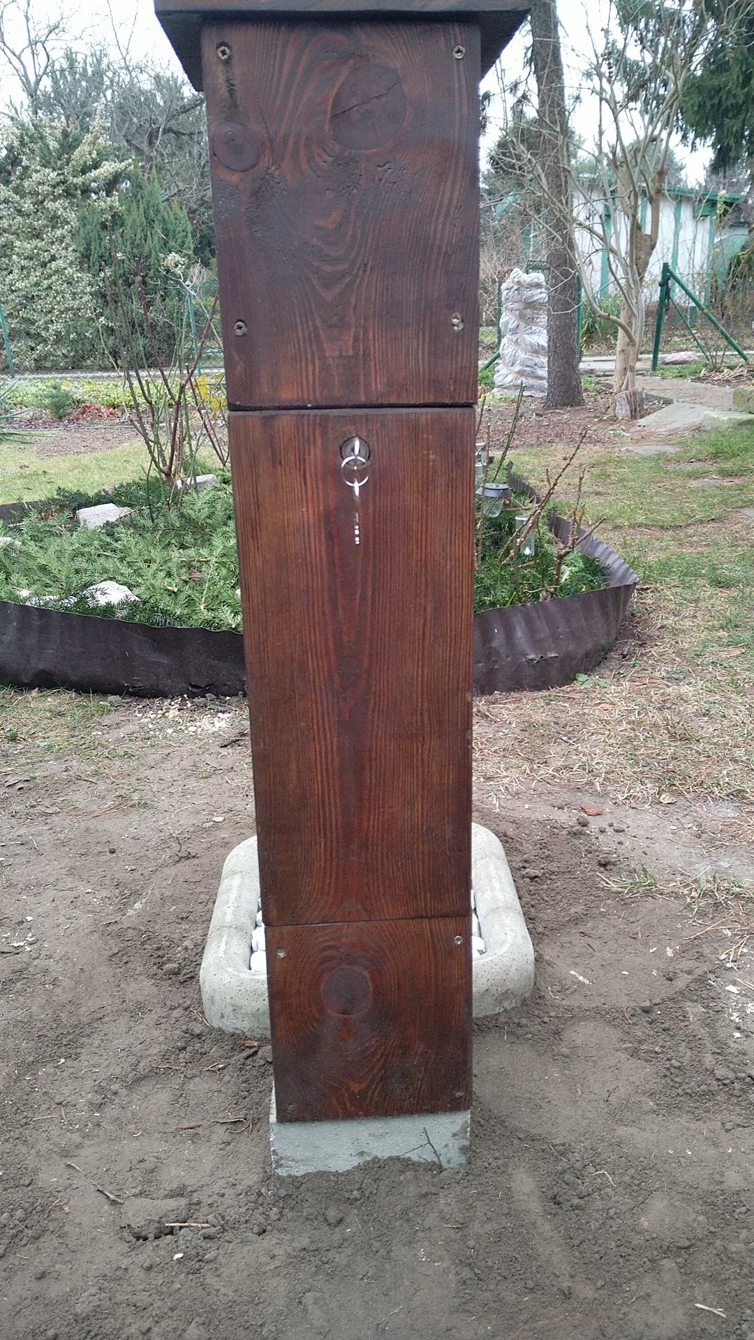 Hydrant ogrodowy, słupek drewniany z kranem, ujęcie wody