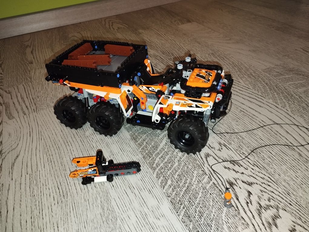 Лего техник Внедорожный грузовик Lego Technic 42139