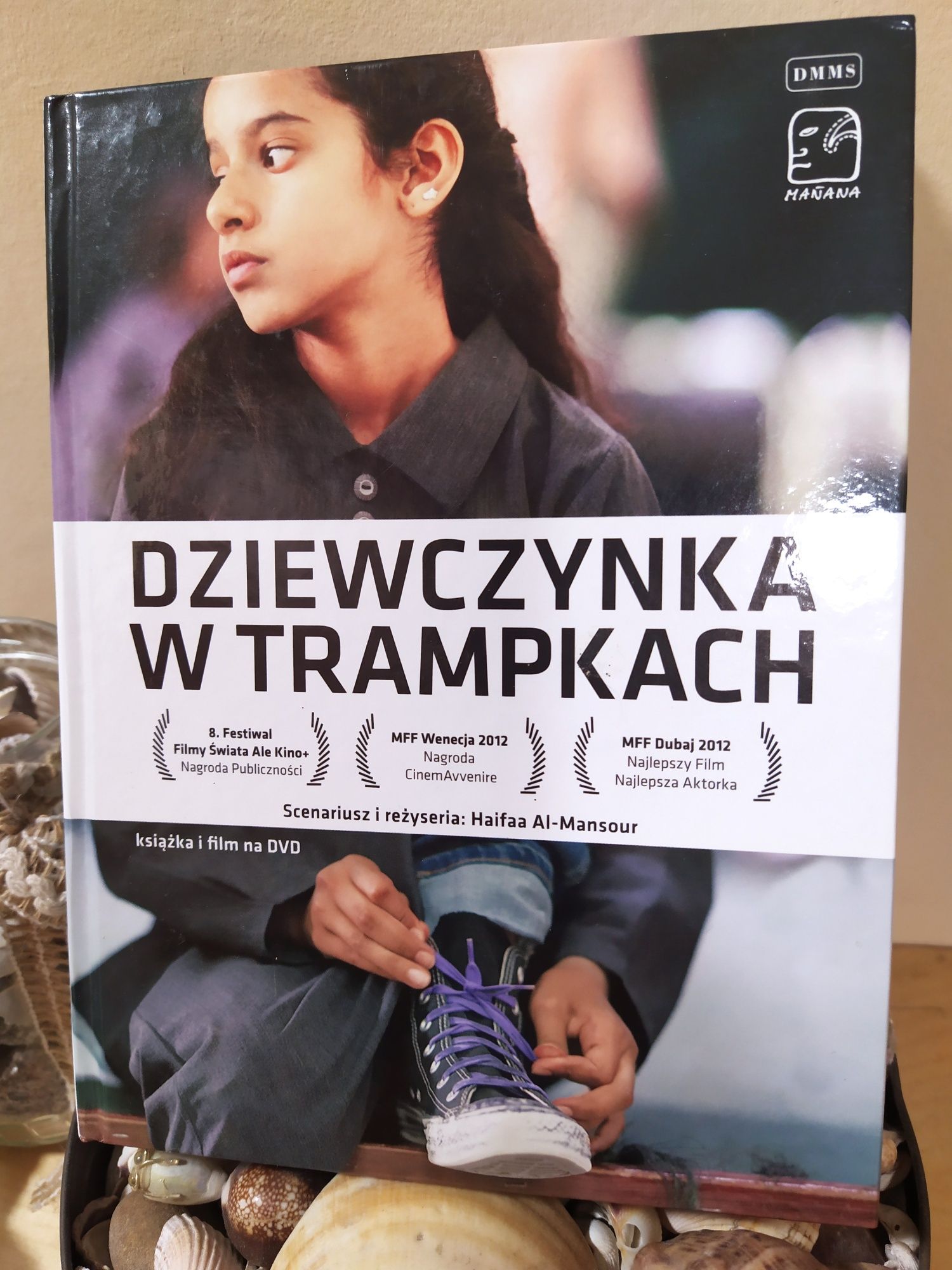 Dziewczynka w trampkach