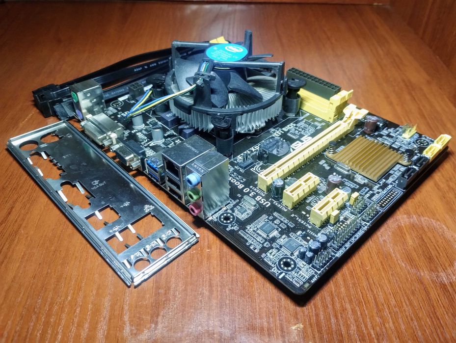 MSI B75A-IE35(сокет 1155) + i5-2310 2.9GHz + кулер
