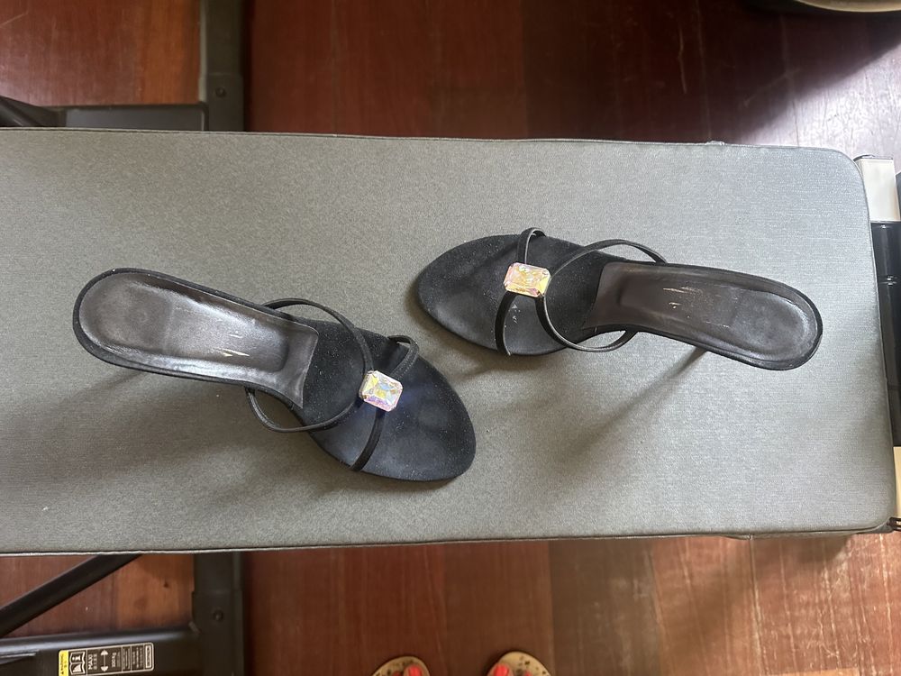 Sandalias toilete pretas com salto e pedra strass de narca Rebeca Sanv