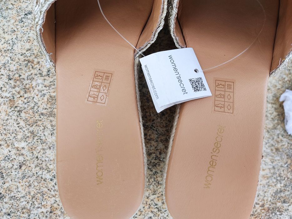 Sandálias "pala"/ tira larga douradas, NOVAS A ESTREAR