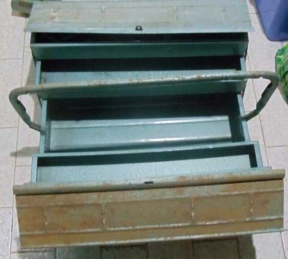 Caixa de ferra menta nova dentro ( por cima algo
oxidado).