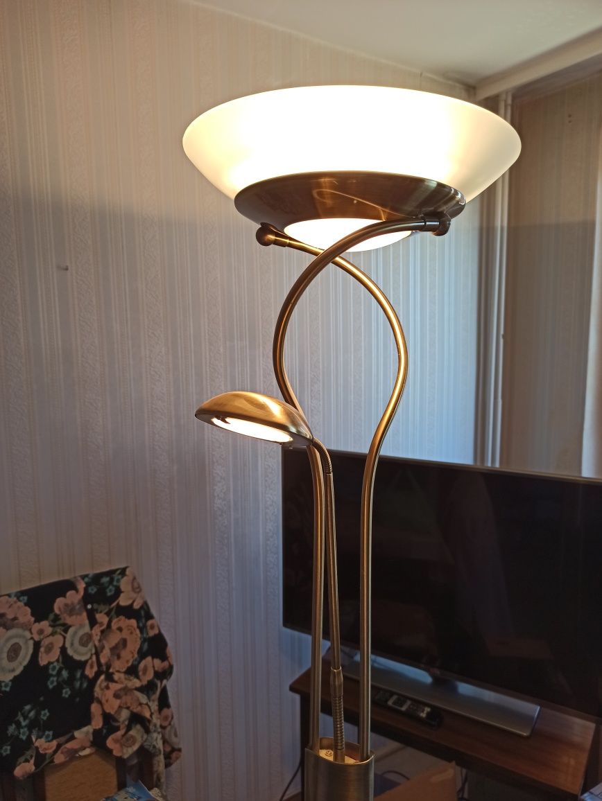 Lampa stojąca dwa rodzaje oświetlenia