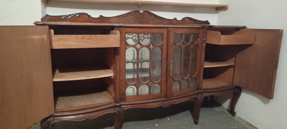 Aparador em madeira e vidro