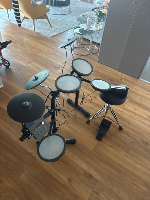 Bateria Eletrónica em muito bom estado