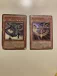 Cartas Yu-Gi-Oh! Uma delas com leves marcas de uso