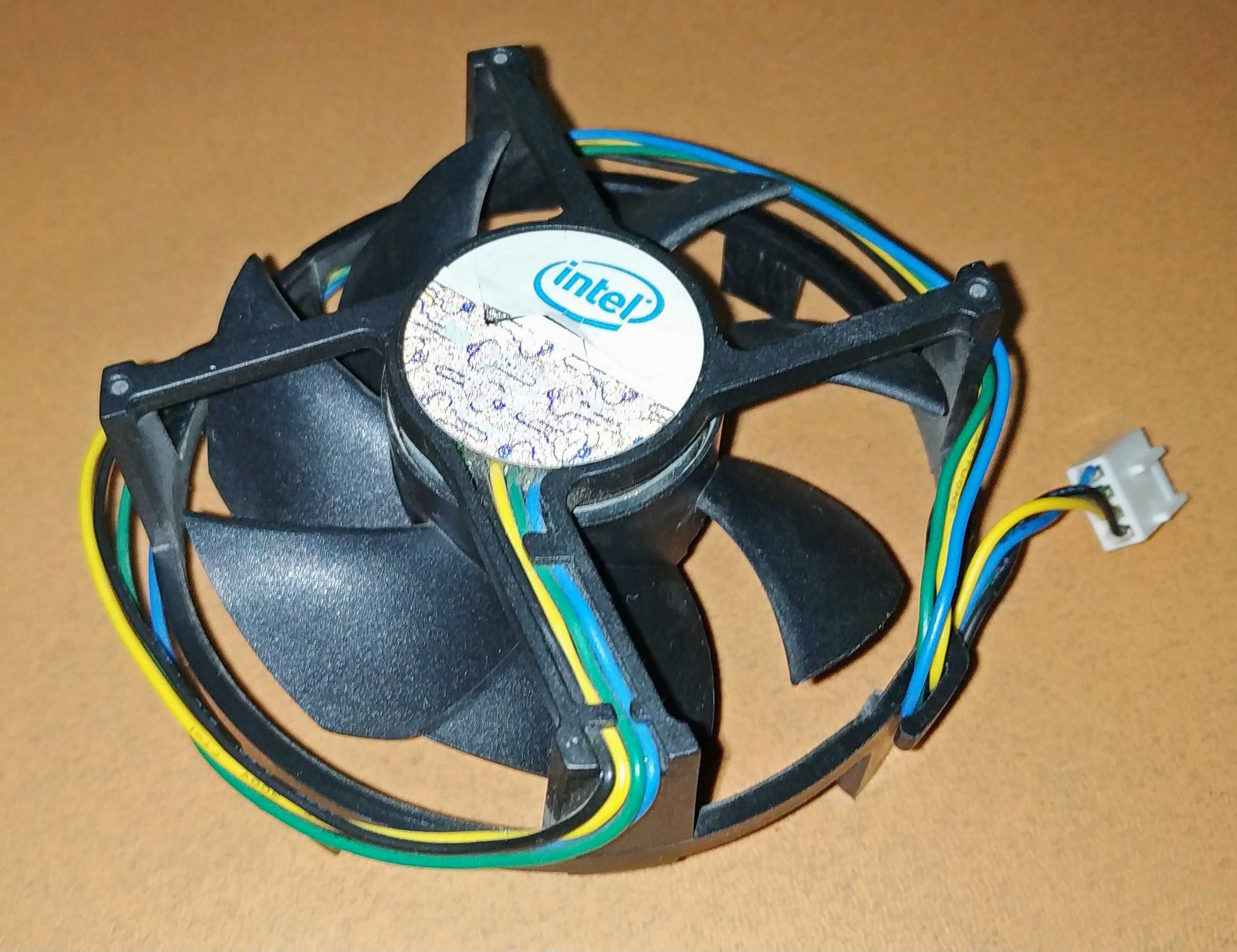 Кулер Intel и радиатор с медным пятаком.