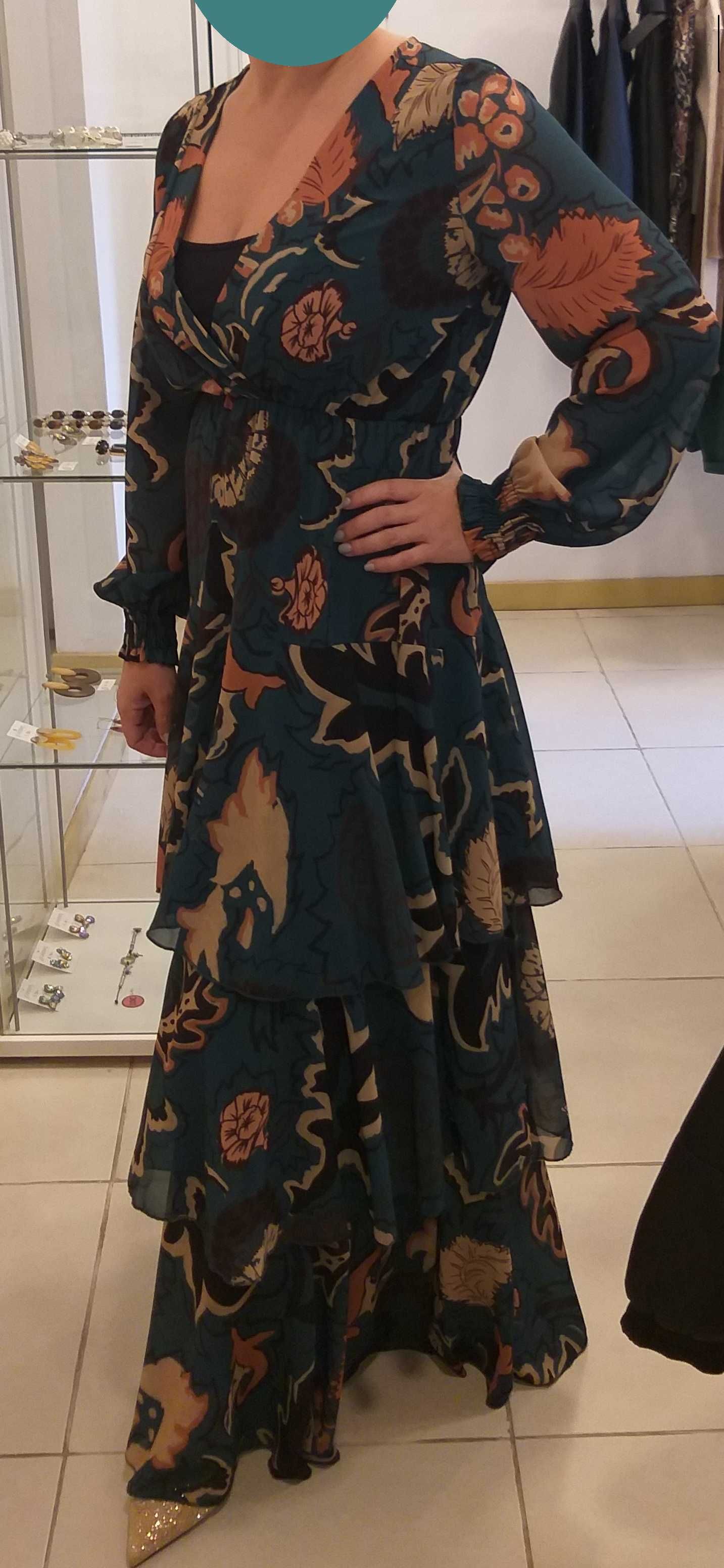 Vestido comprido com padrão em vários tons