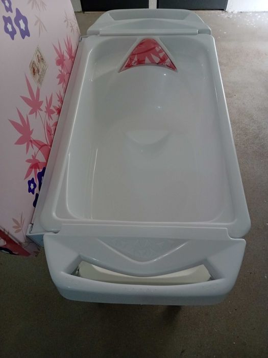 Muda fraldas com banheira