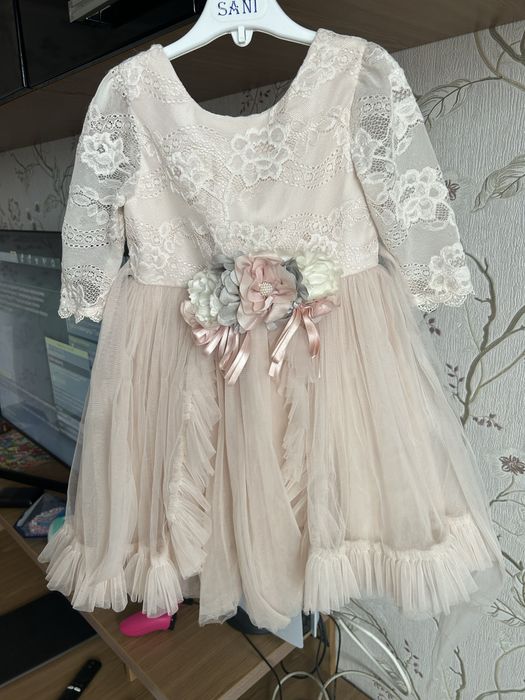 Святкова сукня розмір десь 104 (на 4 роки).