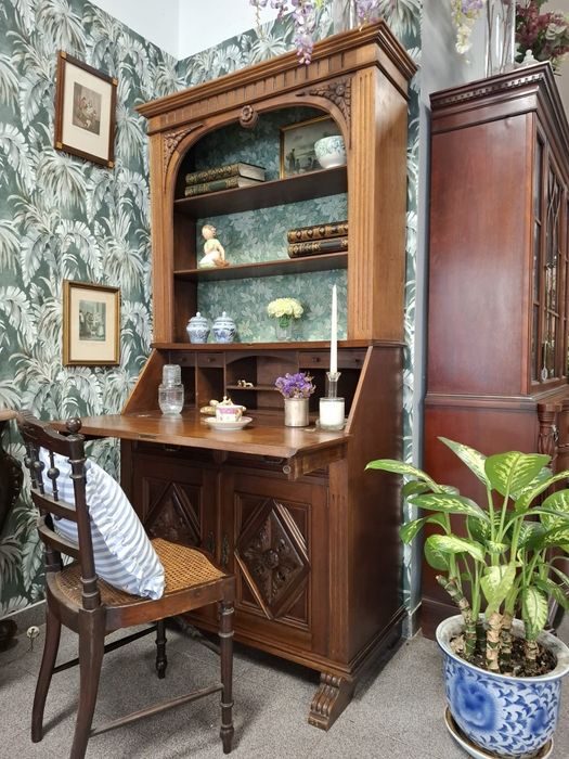 Secretária antiga em madeira maciça.