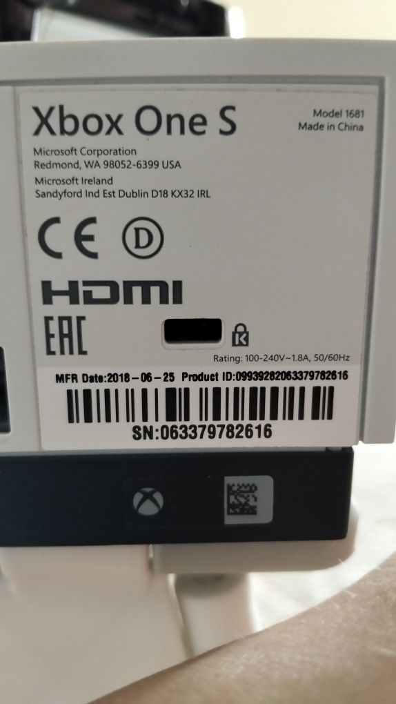 Xbox one S 1tb + pad+ gra FIFA 19
