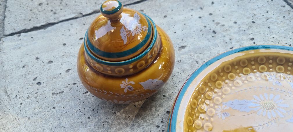 Cukiernica i dwa talerzyki deserowe tułowice