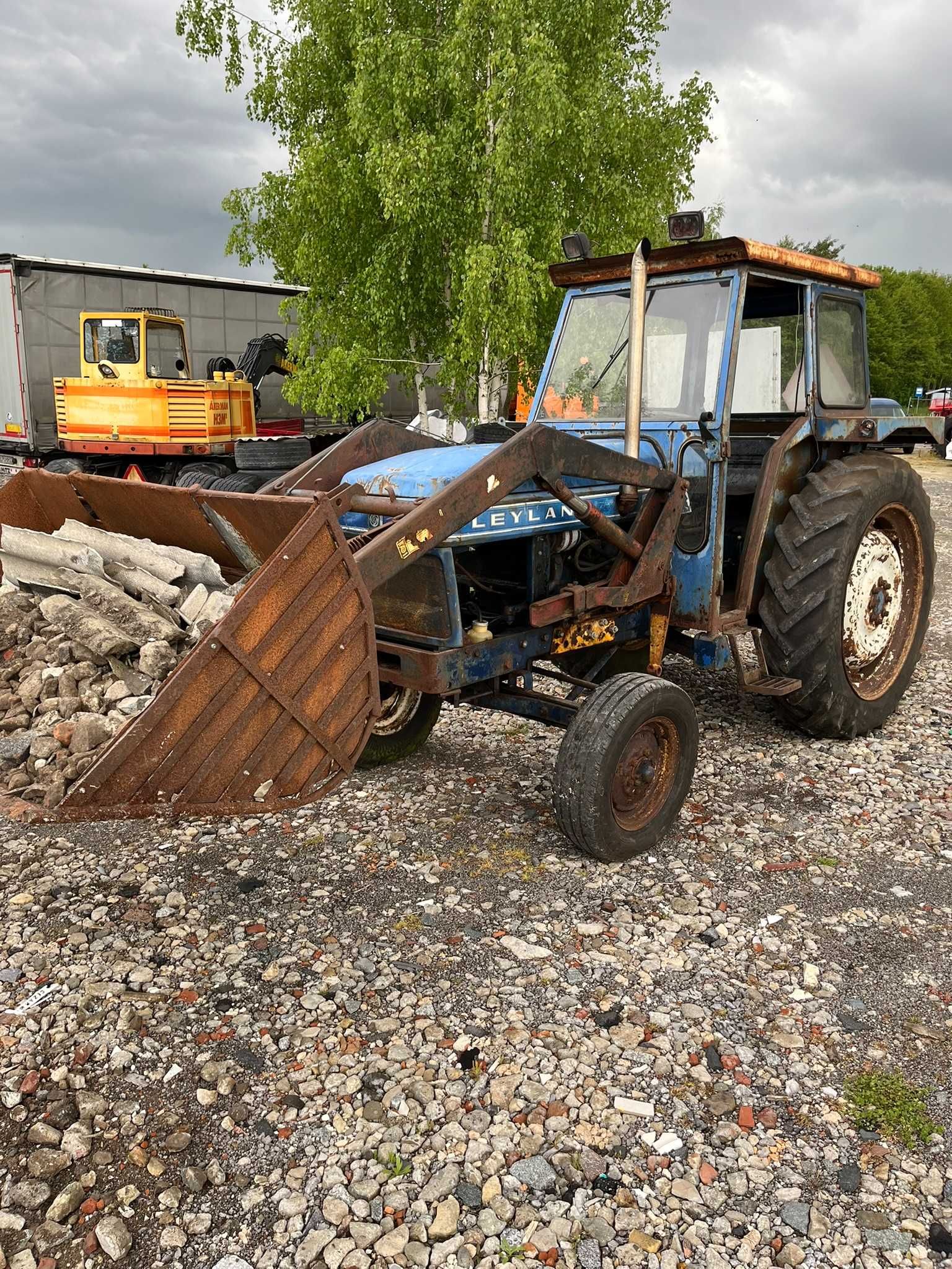 traktor Leyland 255 z ładowaczem