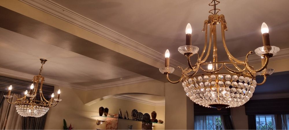 Lustres de cristal  cada um com 9 lampadas.