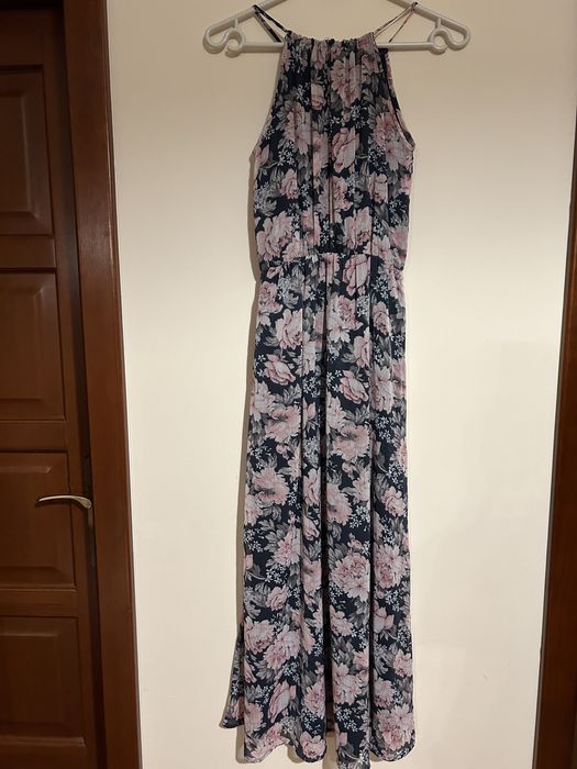 Długa letnia sukienka w kwiaty na ramiączkach