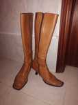 Botas em pele em cor camel