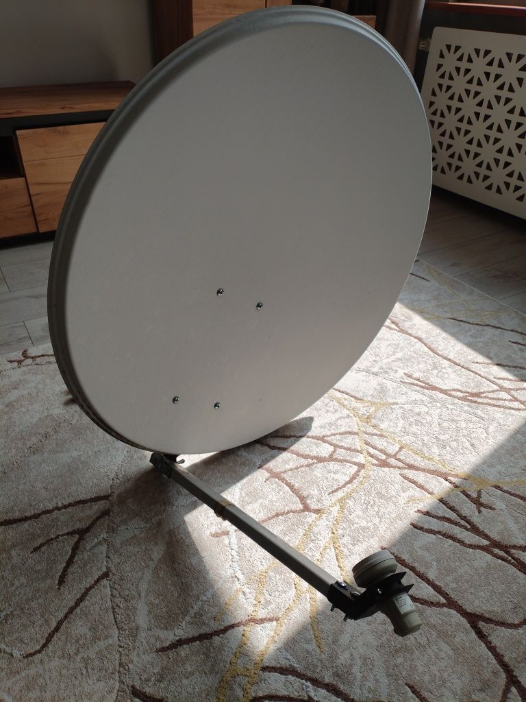 Antena satelitarna z konwerterem i uchwytem balkonowym