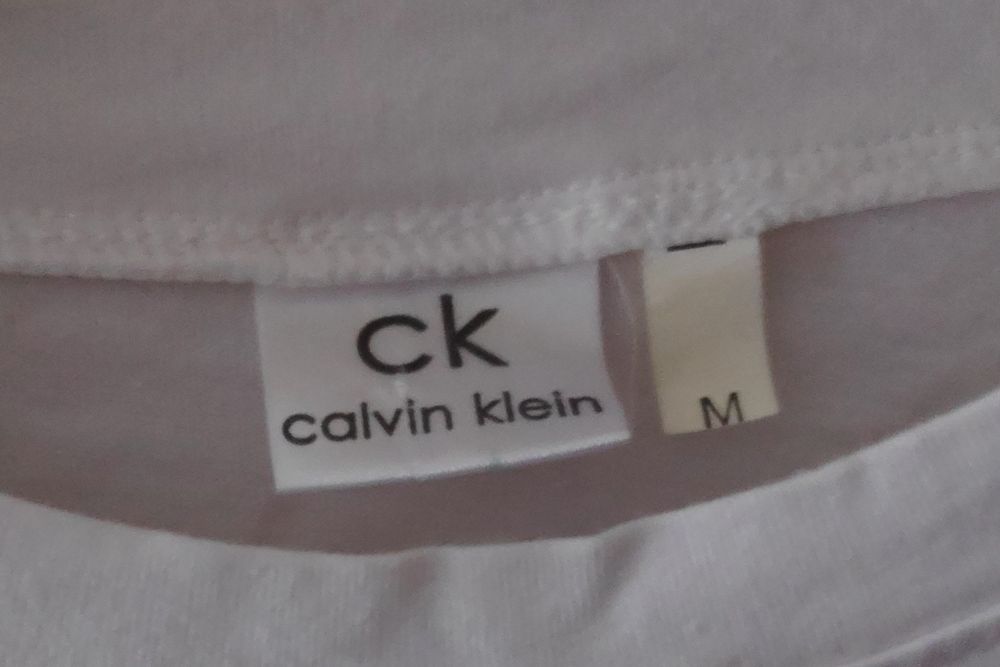 T-shirt branca com letras pretas