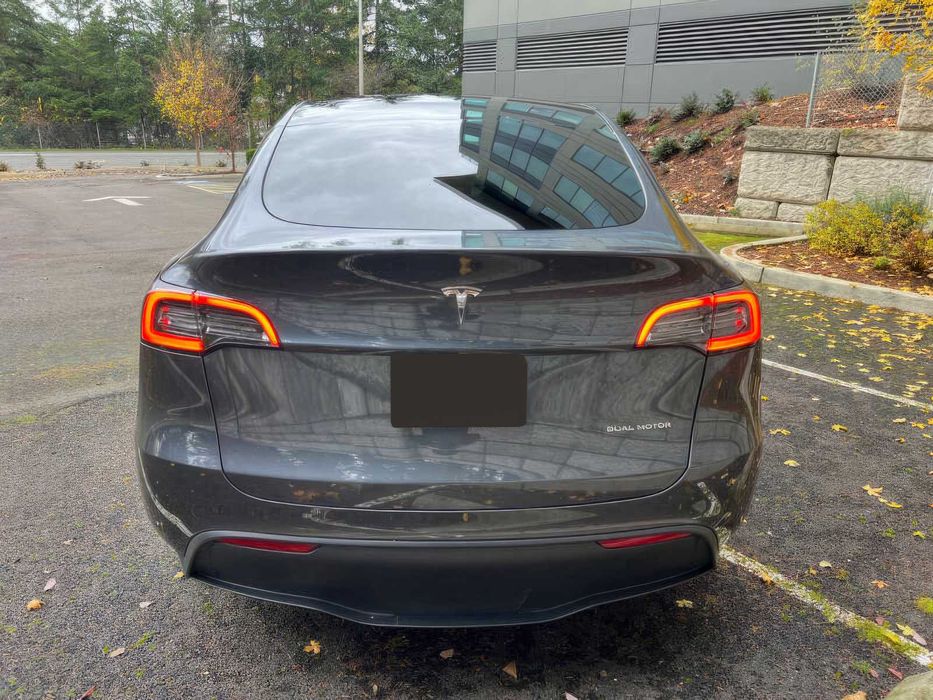 Tesla Model Y      2023
