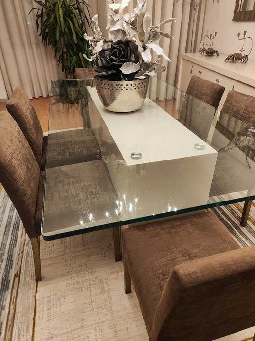 Mesa sala de jantar, em muito bom estado