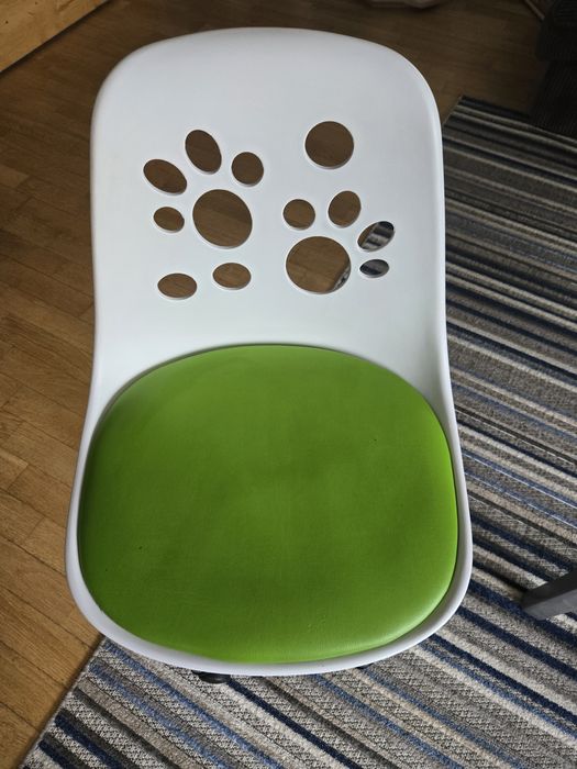 Krzesło do biurka dla dziecka.