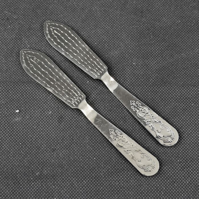 Par de manteigueiras em forma de concha com faca, em casquinha e vidro