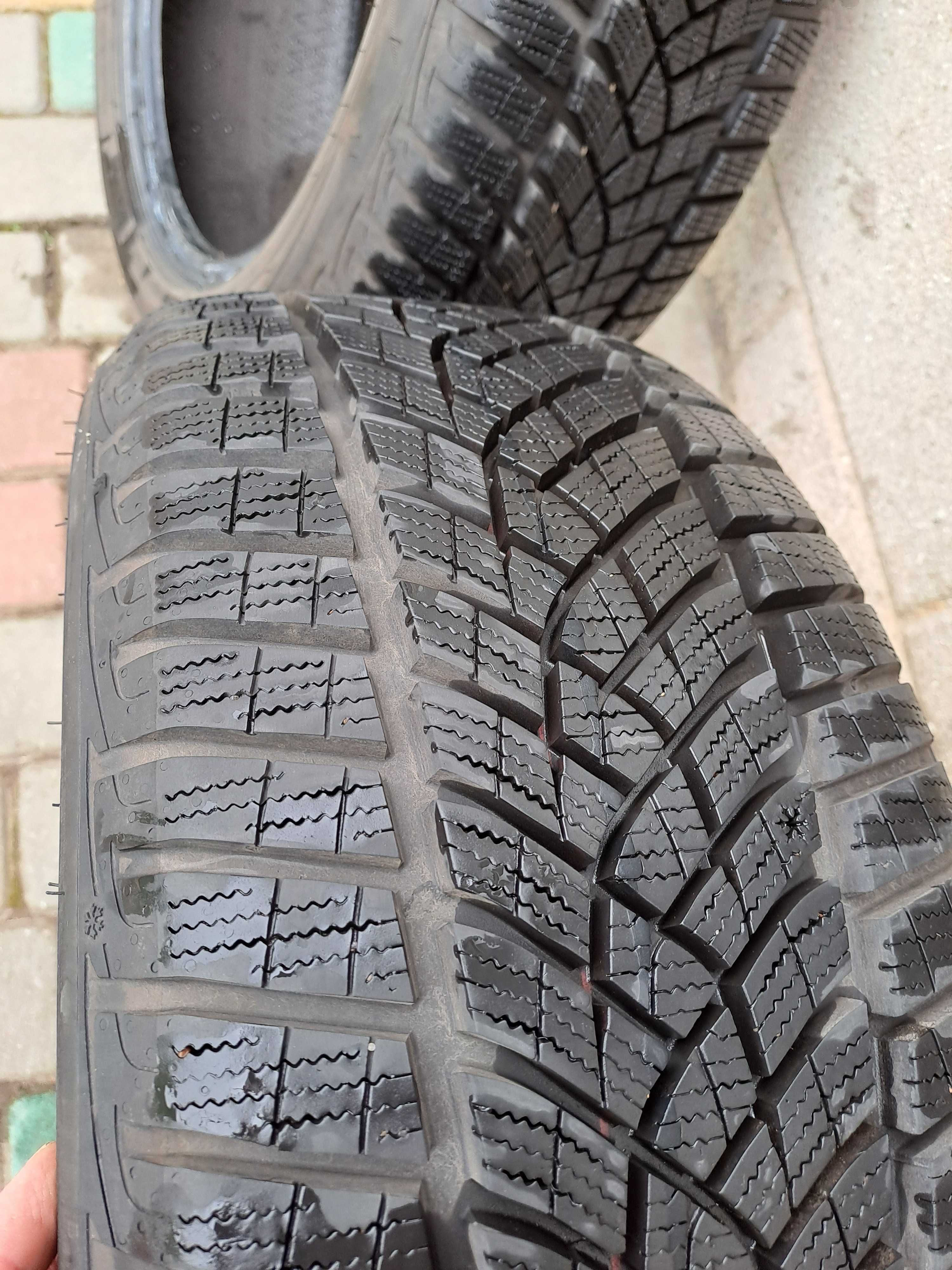 GoodYear Ultragrip Performance +  215 50 r17