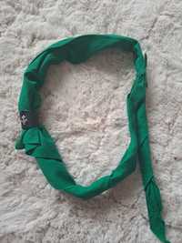 Zielona chusta harcerska z pierścieniem/ suwakiem z lilijką