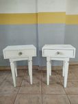 2 mesinhas de cabeceira de madeira