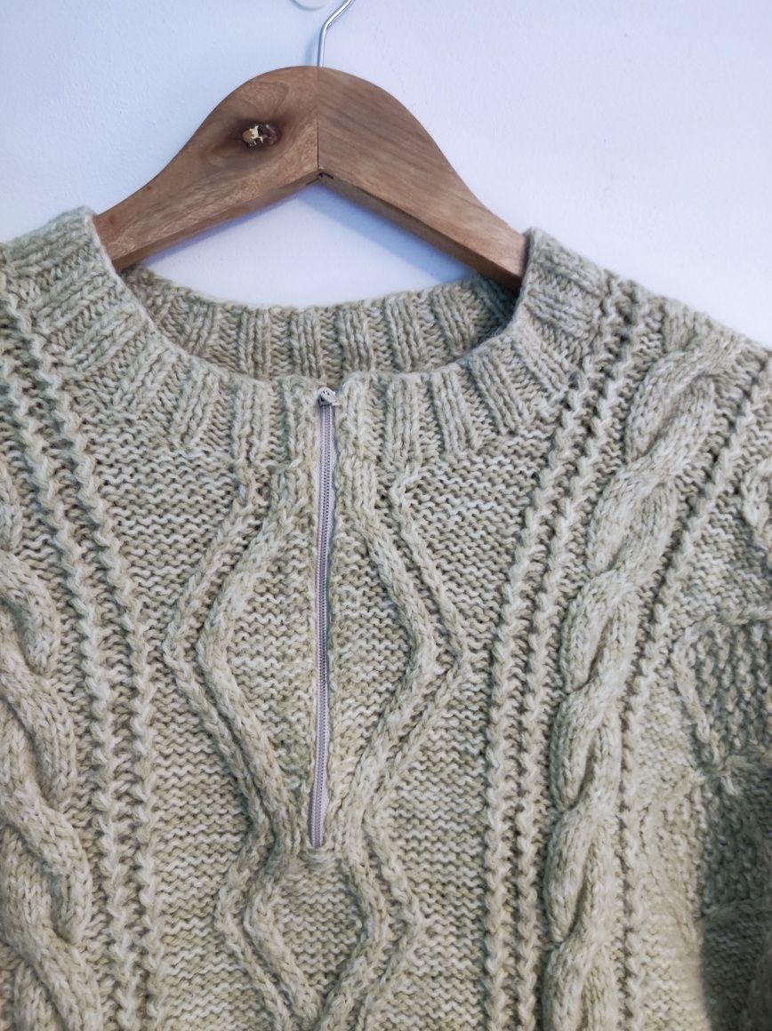 Sweter ręcznie zrobiony, z ozdobnymi splotami rozmiar L/M