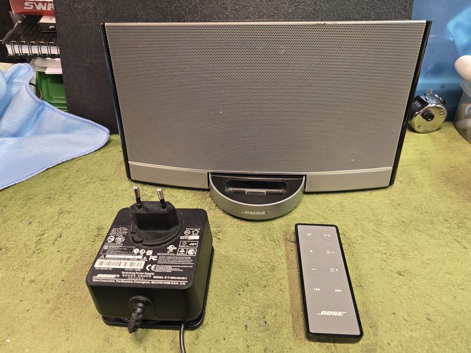 BOSE SoundDock Portable digital music system + pilot.