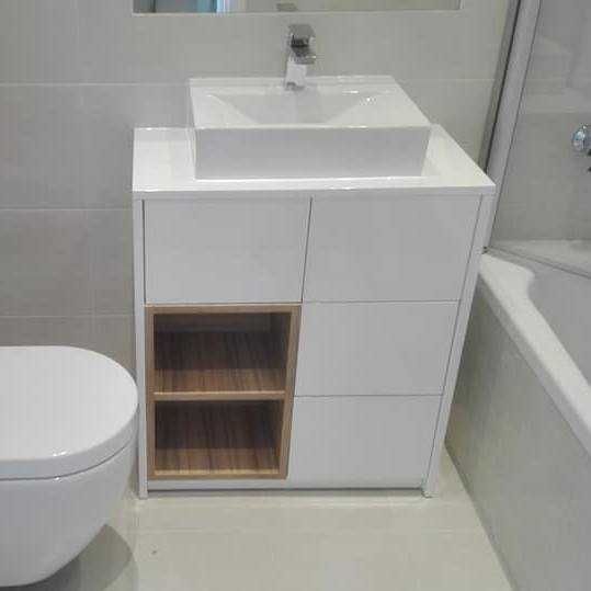 Montagem geral de carpintarias:cozinhas, roupeiros, portaros e rodapé.