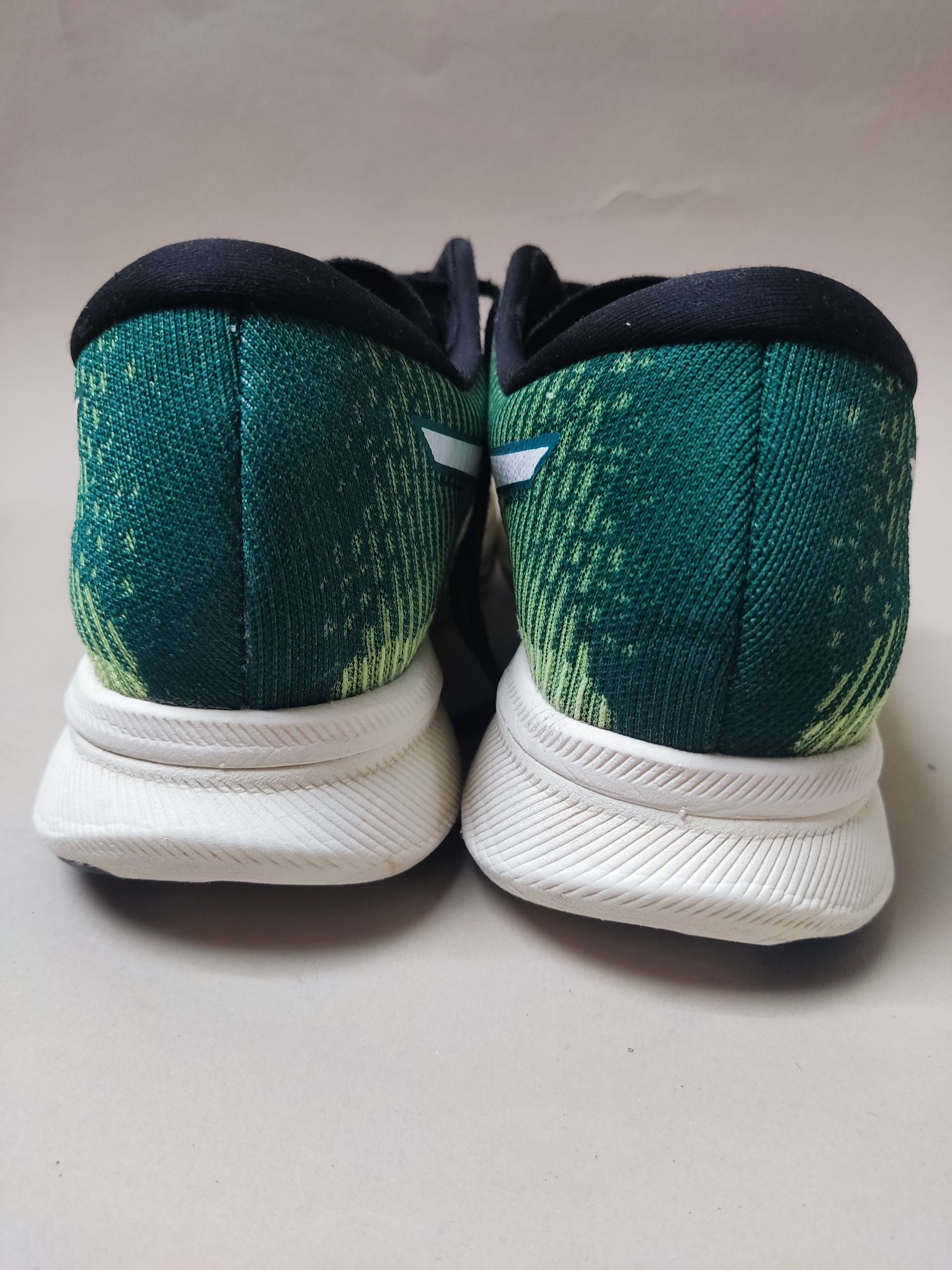 Чоловічі зелені бігові кросівки Asics Magic Speed 2 Green