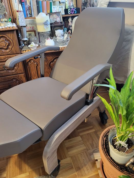 Fotel dla osoby starszej bądź niepełnosprawnej z możliwością leżenia