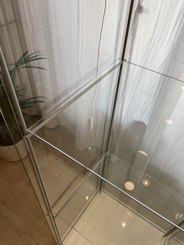 Vitrine IKEA com iluminação